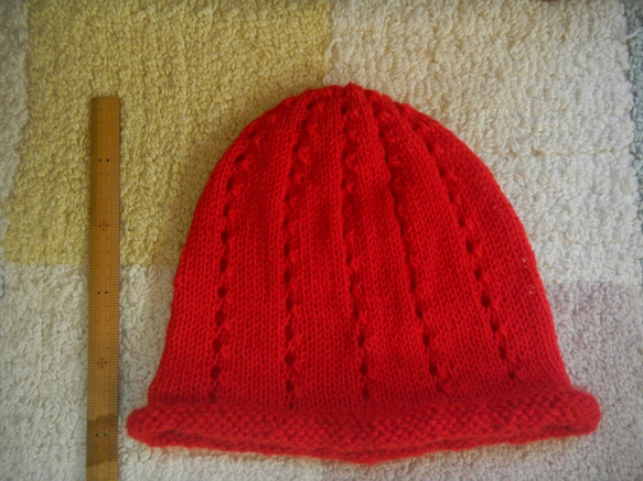 手編み　ウール　ニット帽 （レッド・穴開き模様） 3枚目の画像