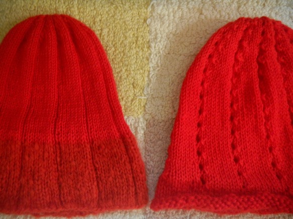手編み　ウール　ニット帽 （レッド・穴開き模様） 4枚目の画像