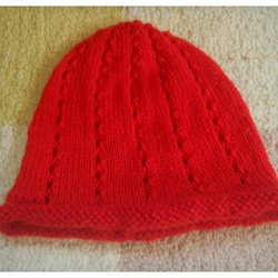 手編み　ウール　ニット帽 （レッド・穴開き模様） 5枚目の画像