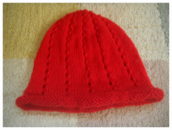 手編み　ウール　ニット帽 （レッド・穴開き模様） 5枚目の画像