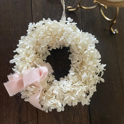 紫陽花プリザの真っ白まんまるリース✳︎20cm プリザ＊ご結婚の贈り物にも♪無料のメッセージタグ・ラッピング 1枚目の画像