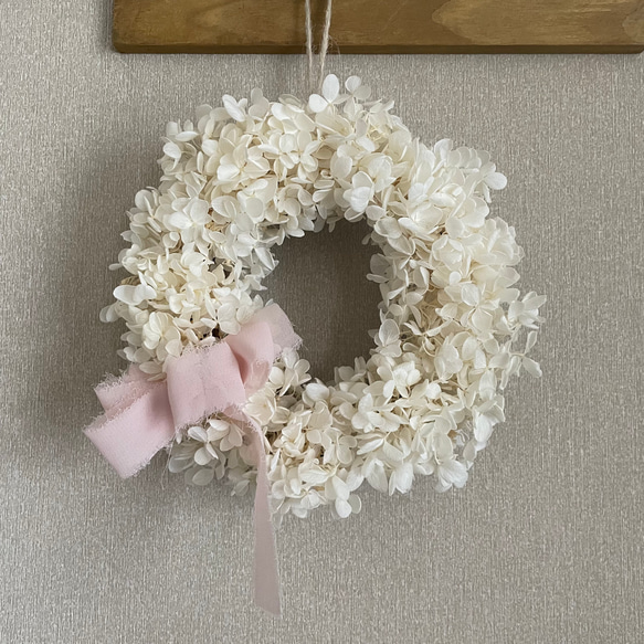紫陽花プリザの真っ白まんまるリース✳︎20cm プリザ＊ご結婚の贈り物にも♪無料のメッセージタグ・ラッピング 2枚目の画像