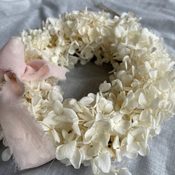 紫陽花プリザの真っ白まんまるリース✳︎20cm プリザ＊ご結婚の贈り物にも♪無料のメッセージタグ・ラッピング 3枚目の画像