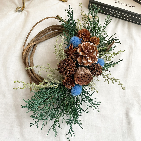 【クリスマス特別ラッピング対応】冬が終わるまで飾れる♪針葉樹と木の実のリース＊プリザーブドフラワー 4枚目の画像