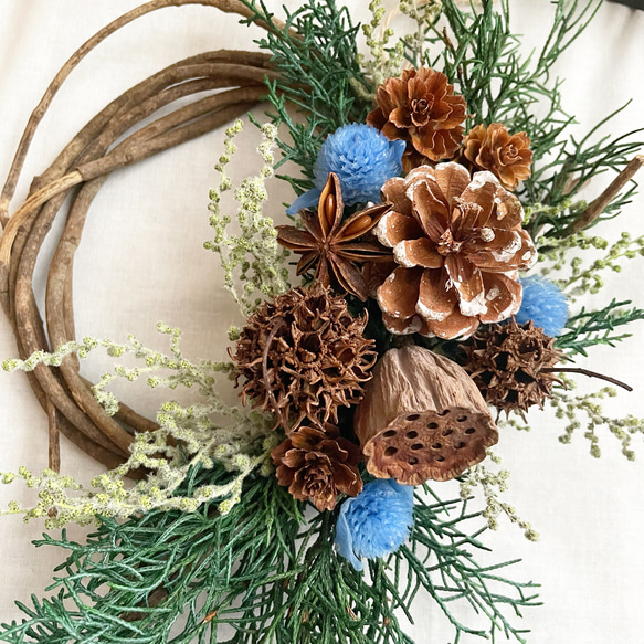 【クリスマス特別ラッピング対応】冬が終わるまで飾れる♪針葉樹と木の実のリース＊プリザーブドフラワー 5枚目の画像