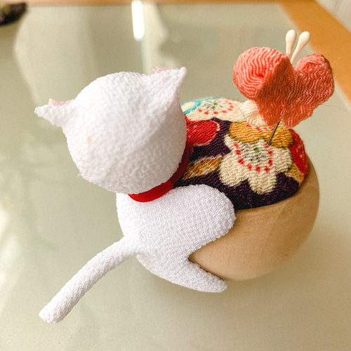 SOLD】ピンクッション ねこ 猫 ネコ ちりめん細工 針山 針刺し