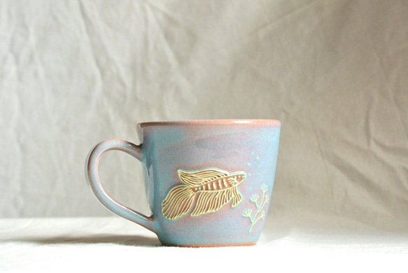 マグカップ（小）　ライトブルー　魚(ベタ) 2枚目の画像