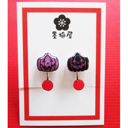 【セール】ハロウィンかぼちゃのイヤリング(紫×黒） 1枚目の画像