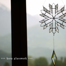 ステンドグラス　雪の結晶サンキャッチャー （大） 3枚目の画像