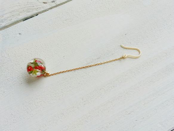 【樹脂フックピアス】イチセンチの苺＊かすみ草といちご 4枚目の画像