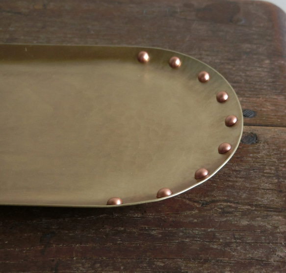 真鍮トレイ　カルトン　キャッシュトレイ　 ペンスタンド　ペントレイ　キートレイ　スタッズ　メガネ置き　艶消し 2枚目の画像