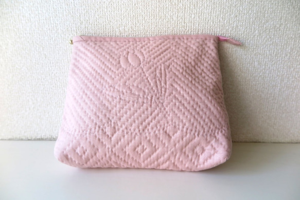 ピンクの刺繍のポーチ 2枚目の画像