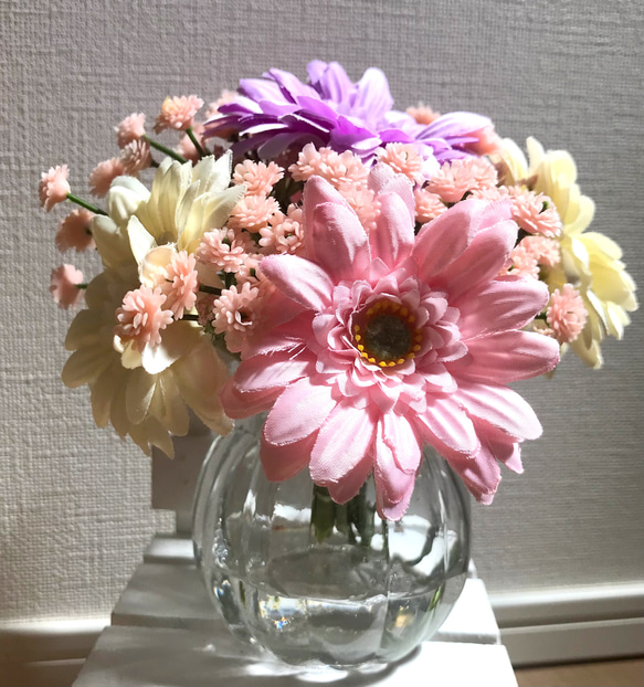 ガーベラ かすみ草 アレンジ ピンクの花束 マジカルウォーター 倒して