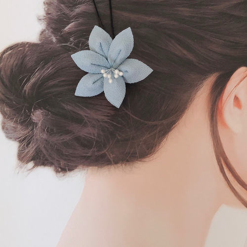 再販【水色】Sサイズ 人気の百合 つまみ細工髪飾り 布花ヘアアクセ 