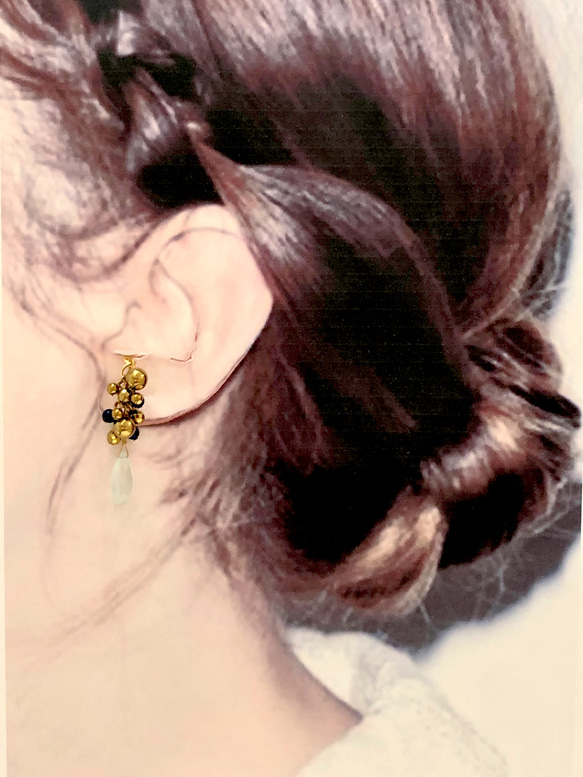 【片耳販売】ゴールドヘマタイトとシーブルーカルセドニーの揺れるイヤーカフ 4枚目の画像