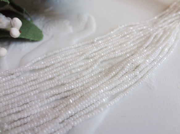 フランス　ヴィンテージシードビーズ　極小カット・白（7ｇ） 2枚目の画像
