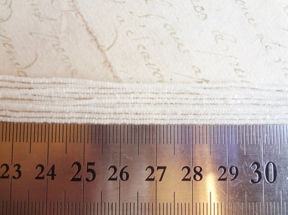 フランス　ヴィンテージシードビーズ　極小カット・白（7ｇ） 3枚目の画像