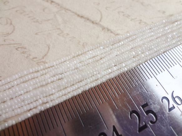 フランス　ヴィンテージシードビーズ　極小カット・白（7ｇ） 4枚目の画像