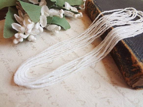 フランス　ヴィンテージシードビーズ　極小カット・白（7ｇ） 5枚目の画像