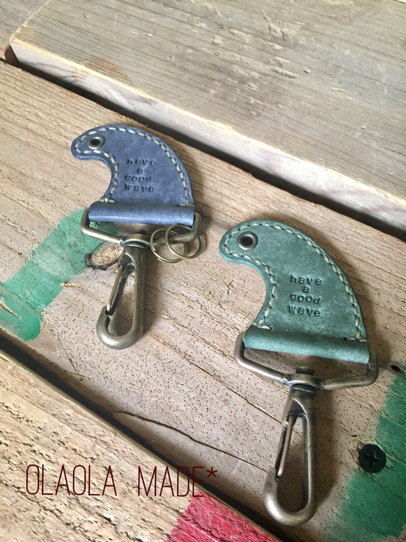 《受注生産》フィンモチーフkeyholder**お好きなメッセージ、名入れ刻印無料  イタリアレザー使用 2枚目の画像