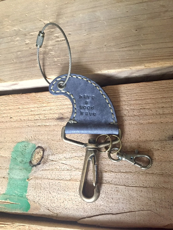 《受注生産》フィンモチーフkeyholder**お好きなメッセージ、名入れ刻印無料  イタリアレザー使用 3枚目の画像