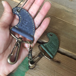 《受注生産》フィンモチーフkeyholder**お好きなメッセージ、名入れ刻印無料  イタリアレザー使用 5枚目の画像