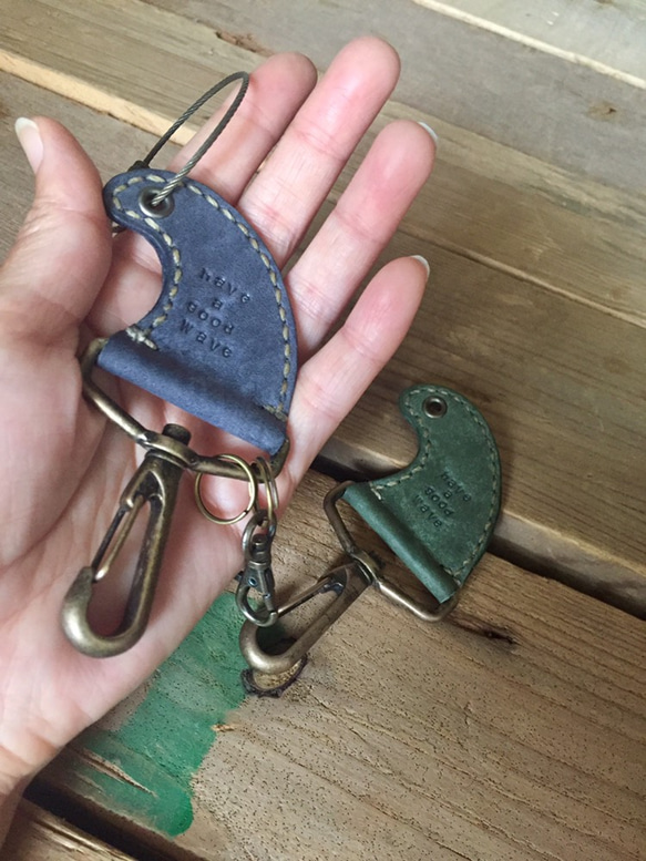 《受注生産》フィンモチーフkeyholder**お好きなメッセージ、名入れ刻印無料  イタリアレザー使用 5枚目の画像