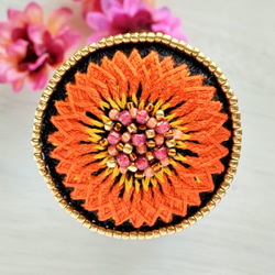 お花の刺繍ブローチ　黒×オレンジ（N-4） 1枚目の画像