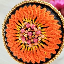 お花の刺繍ブローチ　黒×オレンジ（N-4） 2枚目の画像