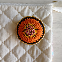 お花の刺繍ブローチ　黒×オレンジ（N-4） 5枚目の画像