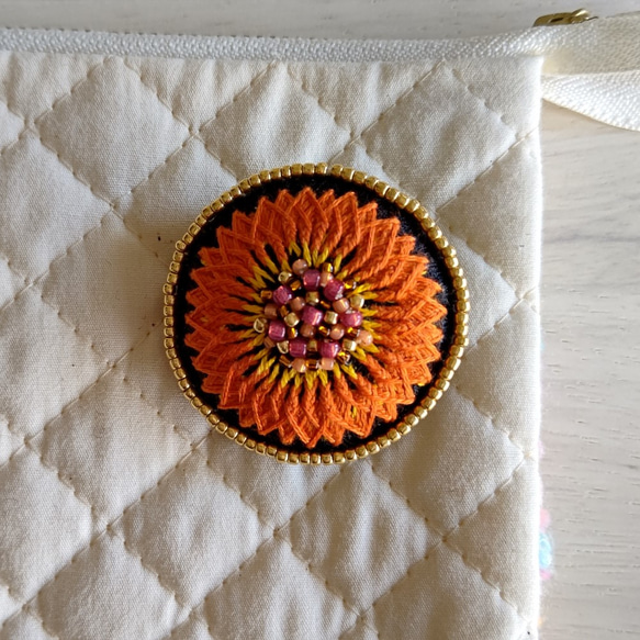 お花の刺繍ブローチ　黒×オレンジ（N-4） 5枚目の画像