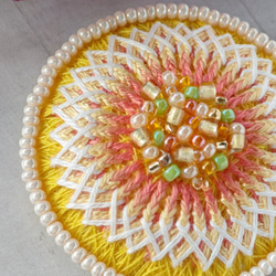 お花の刺繍ブローチorヘアゴム　黄×白（N-14） 2枚目の画像