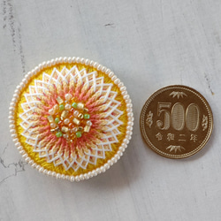 お花の刺繍ブローチorヘアゴム　黄×白（N-14） 3枚目の画像