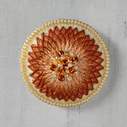 お花の刺繍ブローチorヘアゴム　プリン（N-25） 1枚目の画像