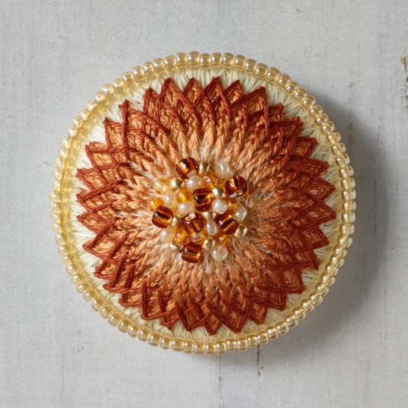 お花の刺繍ブローチorヘアゴム　プリン（N-25） 2枚目の画像