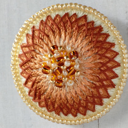 お花の刺繍ブローチorヘアゴム　プリン（N-25） 3枚目の画像