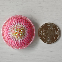 お花の刺繍ブローチorヘアゴム　パステルピンク×ピンク（N-26） 3枚目の画像