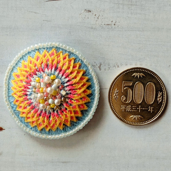 お花の刺繍ブローチorヘアゴム　パステルブルー×イエロー（N-28） 3枚目の画像