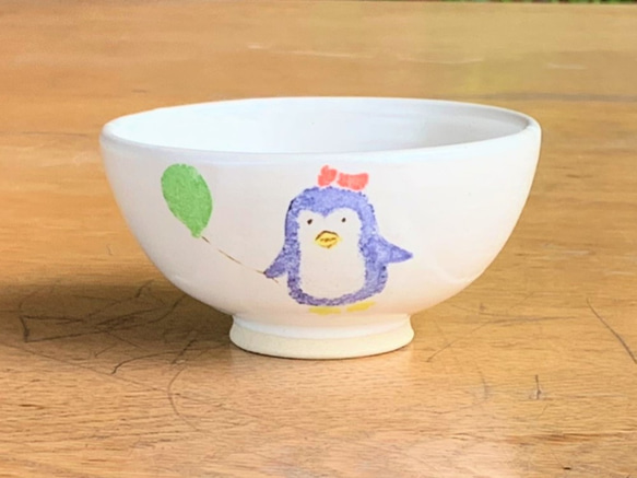 子供食器　お茶碗　陶磁器「ふうせんペンギン」 1枚目の画像