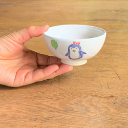 子供食器　お茶碗　陶磁器「ふうせんペンギン」 2枚目の画像
