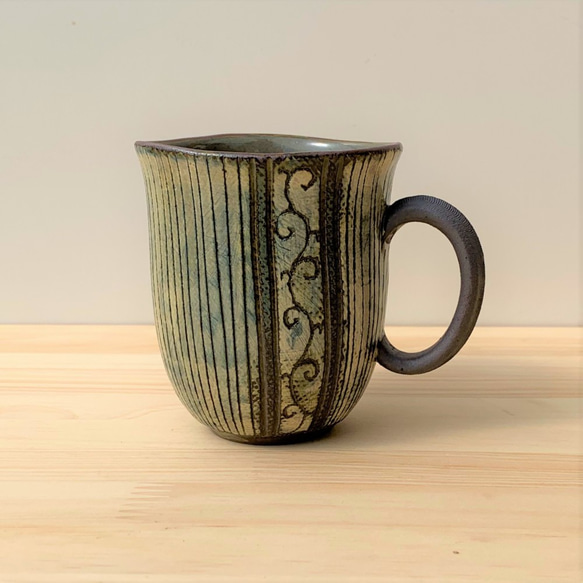 ストライプチューリップマグカップ(大)　陶器　コーヒー 2枚目の画像