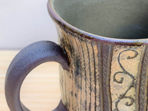 ストライプチューリップマグカップ(大)　陶器　コーヒー 3枚目の画像
