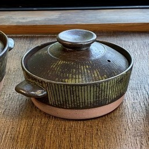 手作り陶器製 中型 土鍋 白と茶色のストライプ3-4人用 手作り陶器製 中型 土鍋 白と茶色のストライプ3-4人用