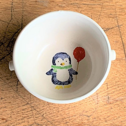子供食器　双耳鉢　スープカップ　陶磁器「ふうせんペンギン」 2枚目の画像