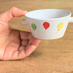 子供食器　双耳鉢　スープカップ　陶磁器「ふうせんペンギン」 3枚目の画像