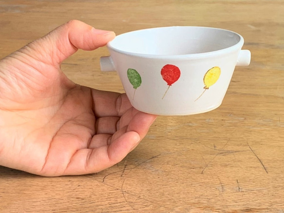 子供食器　双耳鉢　スープカップ　陶磁器「ふうせんペンギン」 3枚目の画像