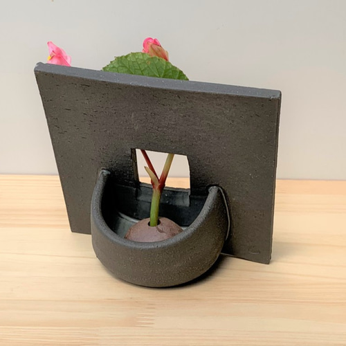 黒い装飾的な陶器の花器 約38cm