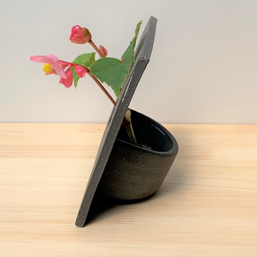 黒い装飾的な陶器の花器 約38cm