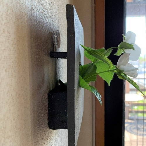 大黒様の陶器壁掛け花瓶 黒陶掛け花生け(ポイント) 陶器 一輪挿し 壁掛け 一輪挿し・花瓶
