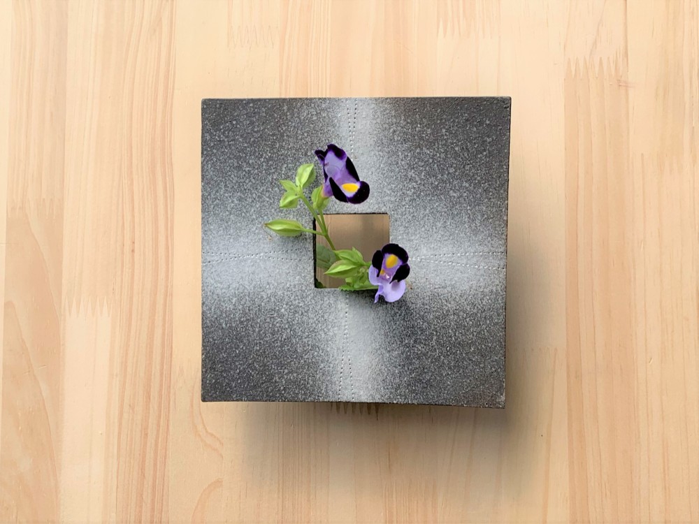 大黒様の陶器壁掛け花瓶